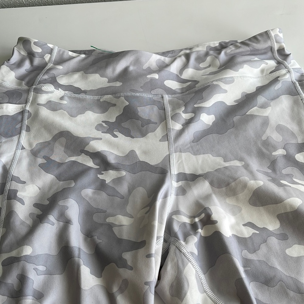 Euc athletic works great camo capri leggings